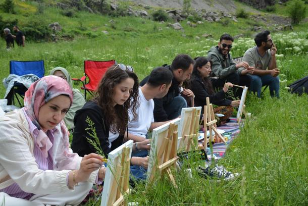 Bayram tatilinde doğayla buluşan öğretmenler, tuval başına geçti