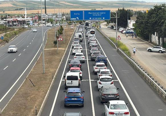 Tatilin son gününde Tekirdağ-İstanbul kara yolunda araç yoğunluğu