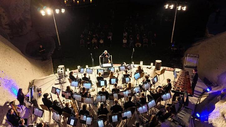 ABD'li müzik topluluğu, Kapadokya'da konser verdi; geliri hastalara harcanacak