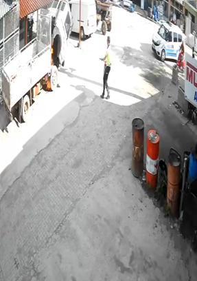 Kamyonette başlayan yangını polis söndürdü