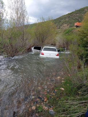 Sivas'ta otomobil dere yatağına düştü: 3 yaralı