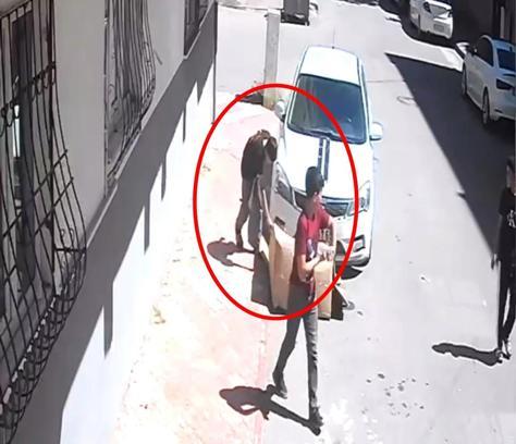 Çocuğun yaktığı karton, otomobili tutuşturdu; o anlar kamerada