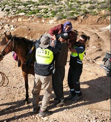 Süt sağarken rahatsızlanan kadın, katırla ambulansa ulaştırıldı