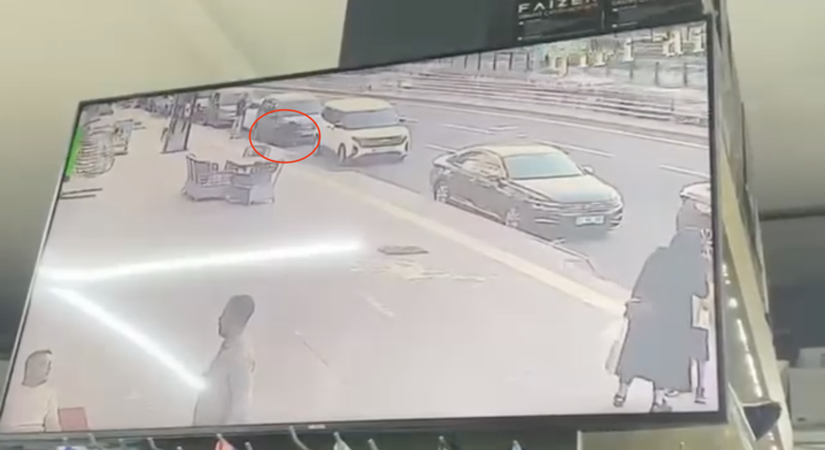 Yolda bulduğu 60 bin liralık bilekliği alıp uzaklaştı; o anlar kamerada