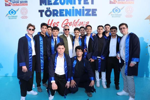Sultangazi’de gençlerin mezuniyet coşkusu