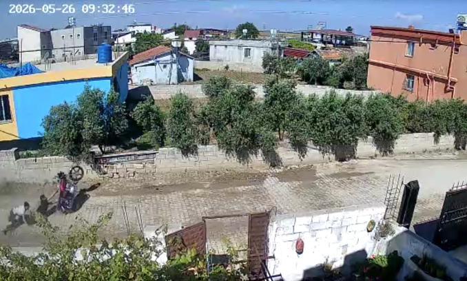 Sürücüsünün ön tekerini kaldırdığı motosiklet duvara çarptı; kaza kamerada