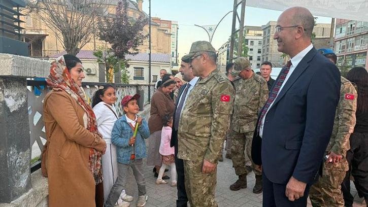Orgeneral Tokel, Yüksekova'da esnafı ziyaret etti