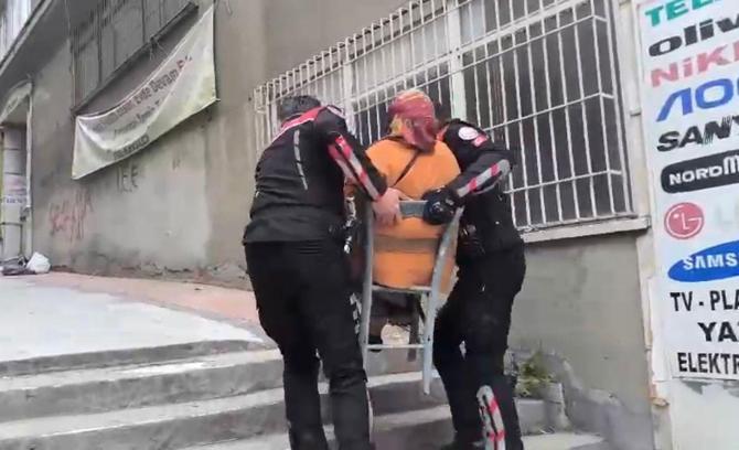 Yunus polisi, yürüteciyle giderken zorlanan kadını sandalyeyle taşıyıp evine bıraktı