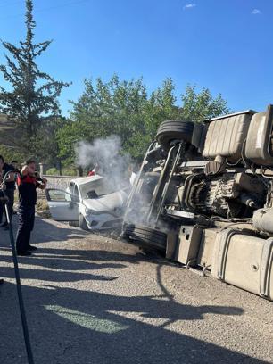 TIR ile otomobil kafa kafaya çarpıştı: 1’i ağır, 4 yaralı