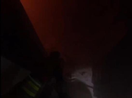 Evin çocuk odasında çıkan yangında 1 kişi dumandan etkilendi (2)