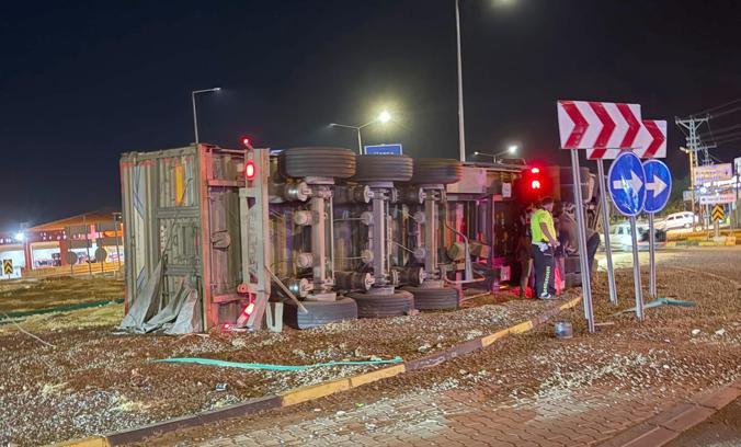 Gaziantep'te TIR devrildi; 17 ton arpa yola saçıldı