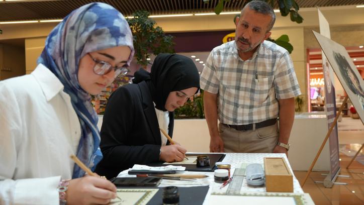 38 yaşında öğrendiği ‘hüsnühat’ı okuldaki öğrencilerine öğretiyor