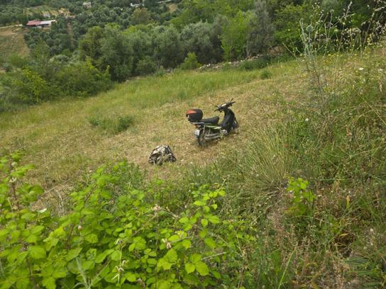 Şarampole düşen motosikletteki dede ve torunu yaralandı