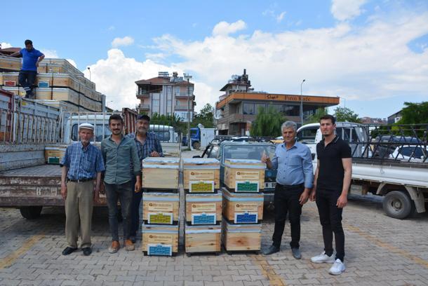 Korkuteli'de üreticilere kovan dağıtımı yapıldı