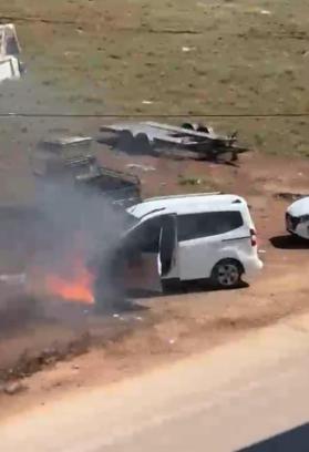 Hafif ticari araçta çıkan yangını vatandaşlar söndürdü