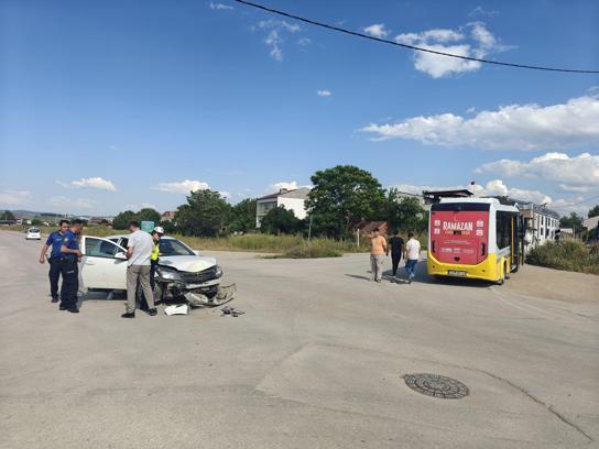İnegöl’de otomobille özel halk otobüsü çarpıştı; 3 yaralı