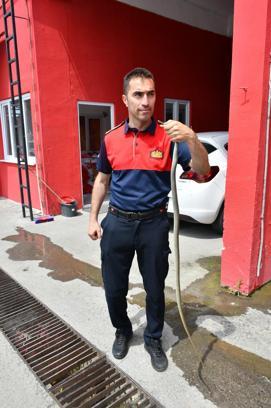 Aile Sağlığı Merkezi'ne giren yılanı itfaiye ekibi yakaladı