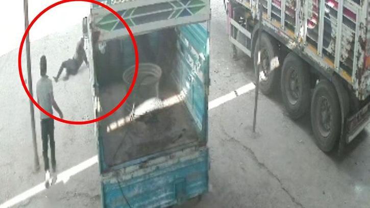 Hava basılan traktör lastiği patladı, 2 işçinin yaralandığı o anlar kamerada