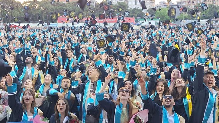 Kırklareli Üniversitesi'nde 3 bin 200 öğrenci mezuniyet heyecanı yaşadı