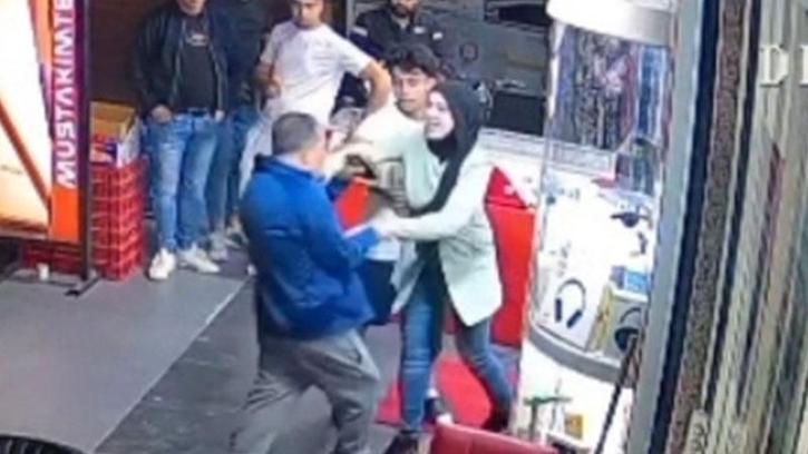 Esenyurt'ta kadın esnafa bıçak çekti, ayağı takılıp yere düştü: O anlar kamerada