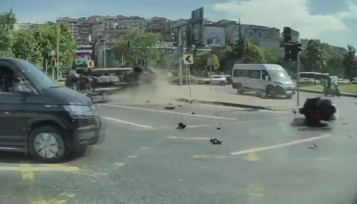 Kağıthane’de 4 kişinin yaralandığı ambulans kazası kamerada