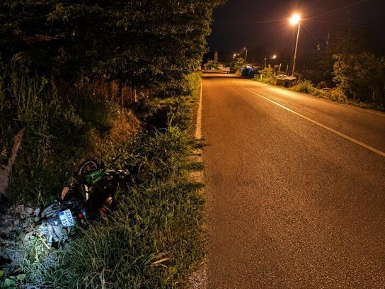 Yoldan çıkarak devrilen motosikletin sürücüsü ağır yaralandı