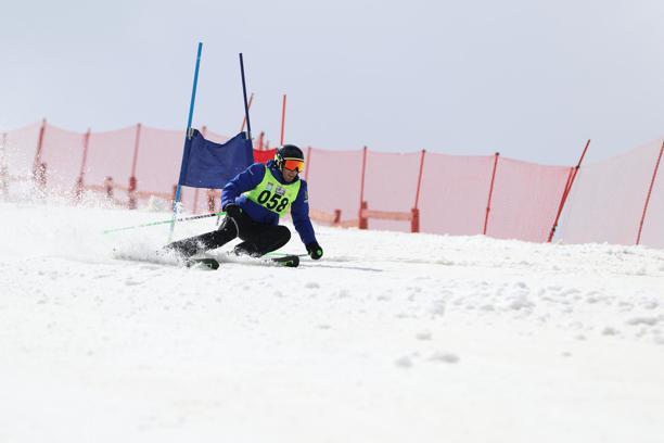 Erzurum Palandöken'de babaların kayak yarışı