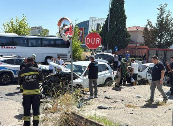 Çorlu'da iki otomobil çarpıştı; 2 yaralı