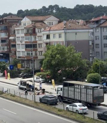 Kamyonetin kasasından yola saçılan meyve ve sebzeler, diğer sürücülerin yardımıyla toplandı