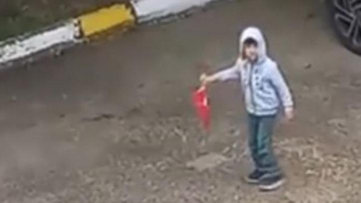 5 yaşındaki Miraç, evden çıkıp yere düşen Türk bayrağını aldı; on anlar kamerada