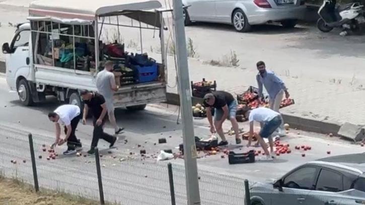 Kamyonetin kasasından yola saçılan meyve ve sebzeler, diğer sürücülerin yardımıyla toplandı