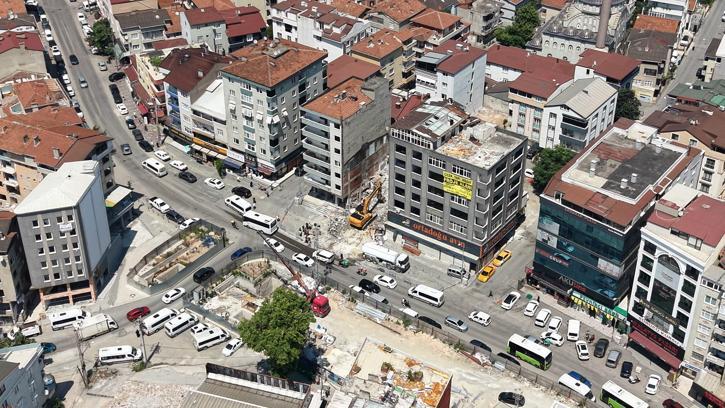 4 kişinin öldüğü çöken binanın çevresindeki yapıların yıkımına başlandı