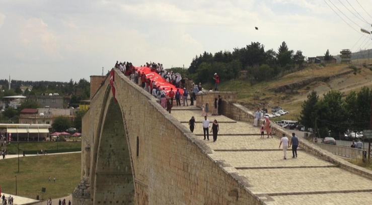 Tarihi Malabadi Köprüsünde düzenlenen yaz şenliği yoğun ilgi gördü