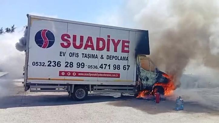 Ataşehir'de park halindeki kamyonet alev alev yandı