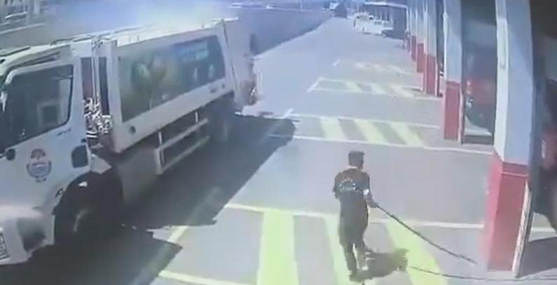 Yangın çıkan çöp kamyonunu itfaiye istasyonuna götürdü; o anlar kamerada