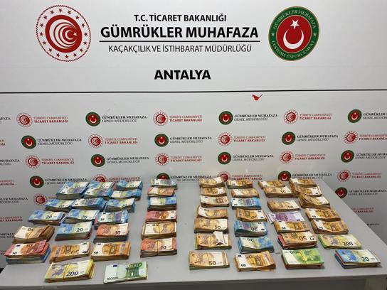 Antalya Havalimanı'nda bebek bezleri içine gizlenmiş 381 bin 750 avro ele geçirildi