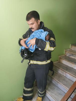 Mardin'de ev yangını; dumandan etkilenen bebek hastaneye kaldırıldı