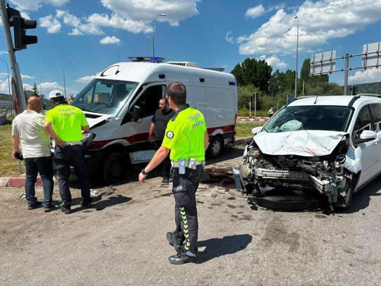Kütahya’da hafif ticari araçla, özel ambulans çarpıştı; 7 yaralı