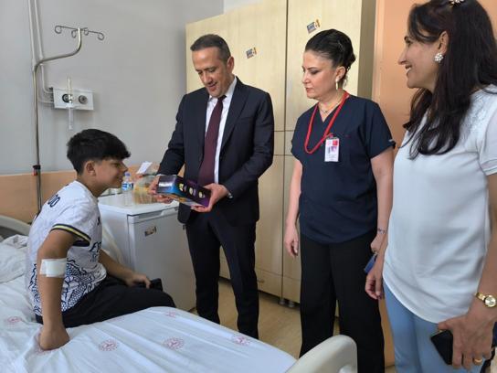 Diyarbakır’da hasta çocuklara hediyeler dağıtıldı