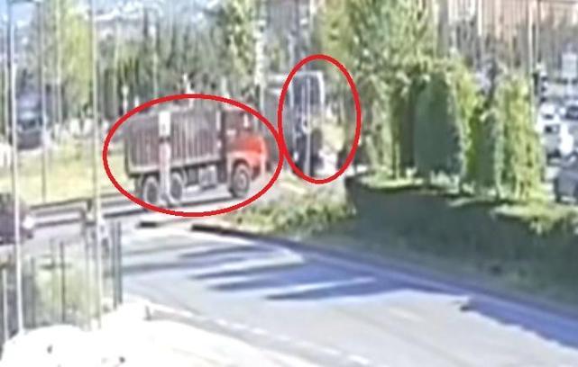 Kamyon ile tramvayın çarpışması kamerada; 5 yaralı