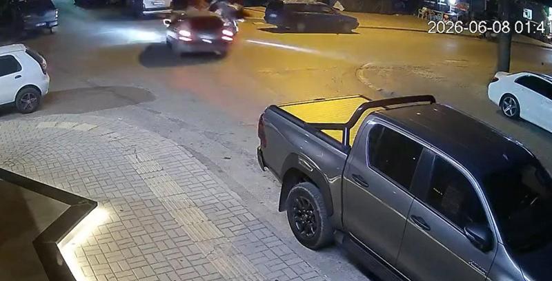 Motosikletle otomobilin çarpıştığı kaza kamerada