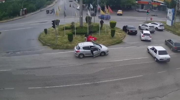 Rüzgarda ipi kopan Türk bayrağını vatandaşlar korudu