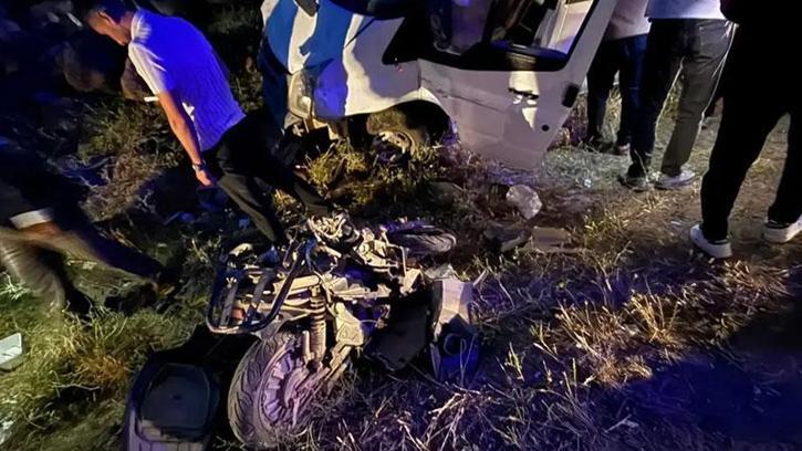 Minibüs ile çarpışan motosikletin sürücüsü öldü, 4 kişi yaralandı