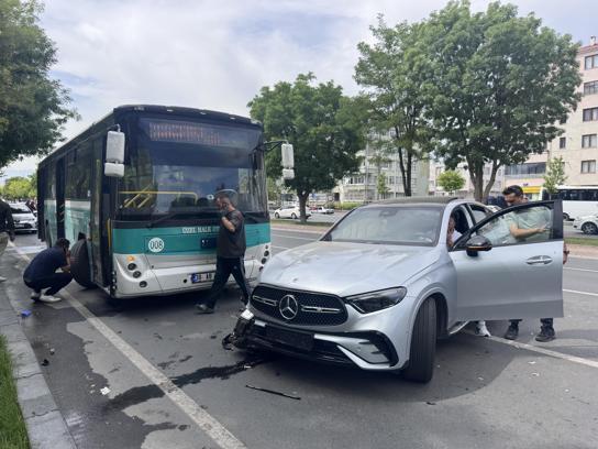 Kayseri'de özel halk otobüsü ile otomobil çarpıştı: 1 yaralı