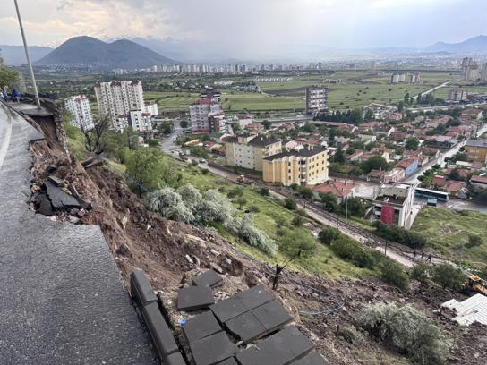 Kayseri'de istinat duvarı çöktü