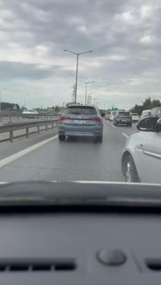 Eyüpsultan’da trafikte 'önüme kırdın' kavgası: Otoyolda araçtan inip kadın sürücüye saldırdı