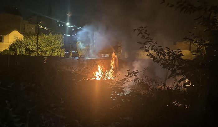 Seramik dükkanındaki yangını itfaiye söndürdü