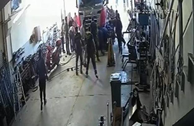 Tamir ettikleri TIR'ın altında kalan baba ve oğlunu, komşu esnaf kurtardı: olay kamerada