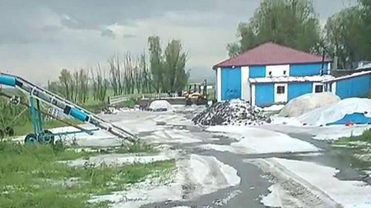 Kars'ta sağanak ve dolu, sele neden oldu