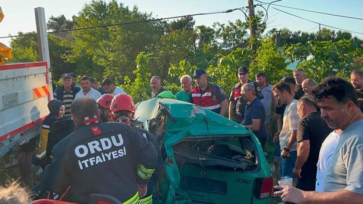 Ordu’da minibüs, park halindeki otomobile çarptı: 3 yaralı